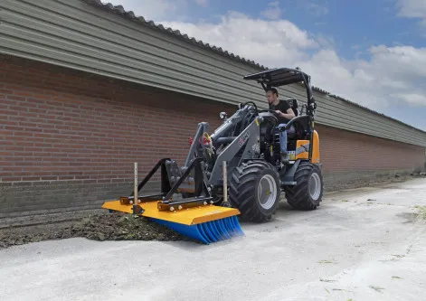 Giant G1500 (HD) med redskab – producentfoto 1